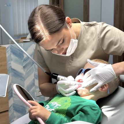 чи потрібно видаляти молочні зуби